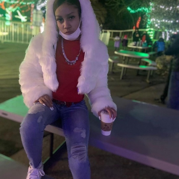 Sets , slippers , fur jackets and more - Picture 5 of 5